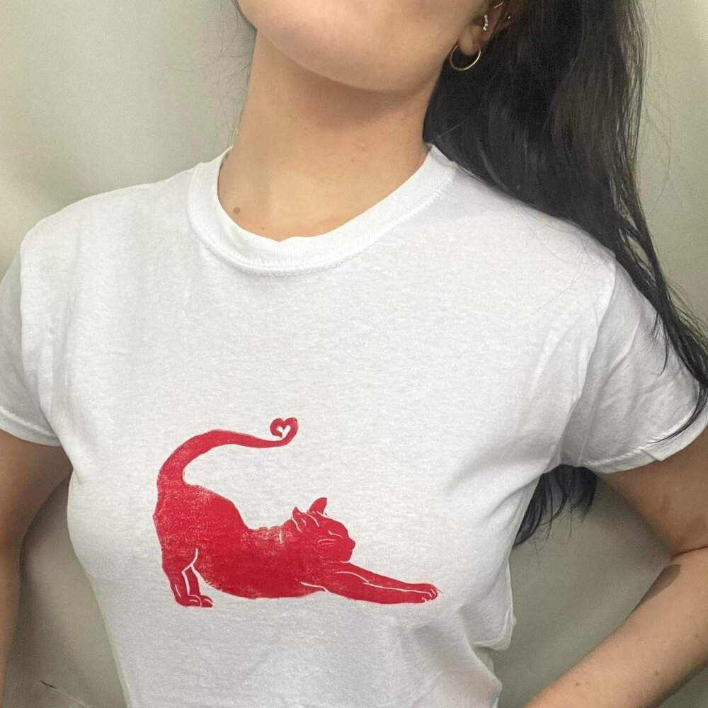Women's White Graphic Cat-Design Baby Tee‌